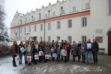 Uczniowie Collegium Gostomianum w Sandomierzu pomogli dzieciom w Łoniowie. Były prezenty i wspólna zabawa (ZDJĘCIA)