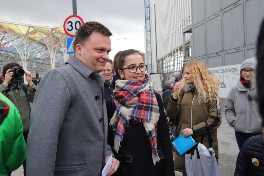 Szymon Hołownia otworzył swoje biuro w Łodzi. Obywatelska zbiórka pieniędzy na jego kampanię prezydencką przyniosła już 500 tys. zł. 