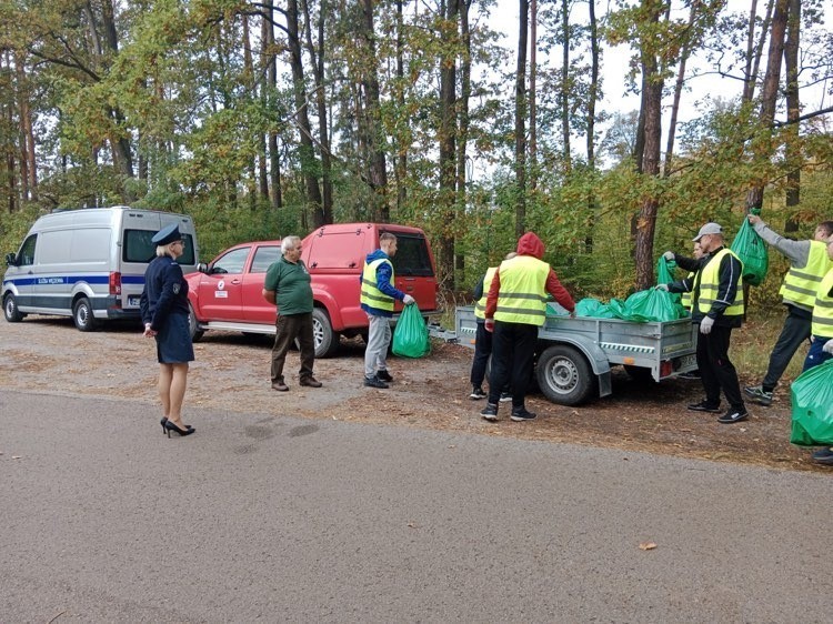 Sprzątanie lasu w Dobieszynie w gminie Stromiec. Skazani z aresztu w Grójcu po raz kolejny wzięli udział w akcji. Zobacz zdjęcia