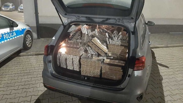 Policjanci ujawnili w samochodzie podejrzanego bagażnik wypełniony kartonami z nielegalnymi papierosami. A to był zaledwie początek kłopotów 31-latka