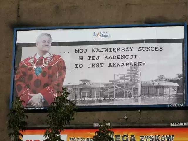 Wielkie plakaty, które zawisły w centrum Słupska, to część kampanii nawołującej do uczestnictwa 27 października w referendum dotyczącym odwołania prezydenta Macieja Kobylińskiego. ­