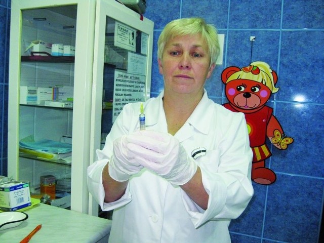 &#8211; Lepiej się zaszczepić. Nie wiadomo, kiedy grypa zaatakuje &#8211; mówi pielęgniarka J. Kozłowska z przychodni przy Kolegialnej.