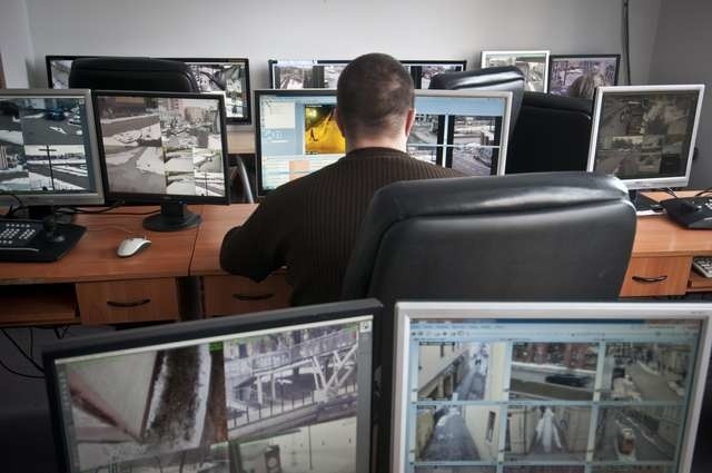 Na zdjęciu Główne Centrum Monitoringu Miejskiego Straży Miejskiej w Bydgoszczy. Wkrótce podobne centrum powstanie w Grudziądzu, także w siedzibie u mundurowych