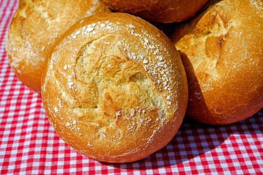 Żurek w chlebie to bardzo popularna i efektowna forma...