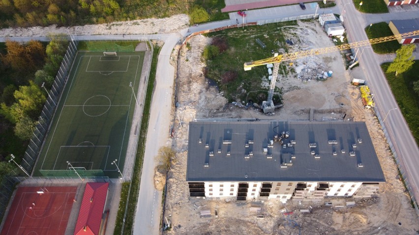 Coraz bliżej końca budowy nowego bloku na osiedlu Orliki w Przysusze. Jesienią klucze odbiorą pierwsi lokatorzy