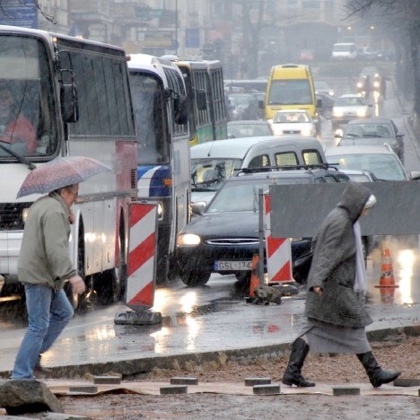 Ulica Wojska Polskiego w Słupsku wczoraj. Przez centrum miasta przejechać jest coraz trudniej. Prawdopodobnie będzie jeszcze gorzej.