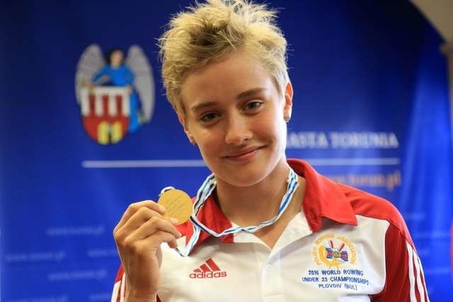 Katarzyna Zilmann z dumą prezentuje złoty medal z Płowdiw