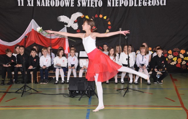 W SP w Kruszynie, podczas gali z okazji Święta Niepodległości, m. in. zatańczyła Maja Woropaj, uczennica klasy VI