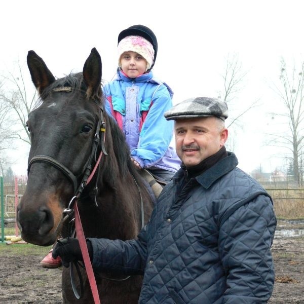 Siedmioletnia Karolinka uwielbia jazdę na końskim grzbiecie. Janusz Szwed chciałby dać szansę dobroczynnego kontaktu ze zwierzęciem wszystkim, a przede wszystkim chorym dzieciom.