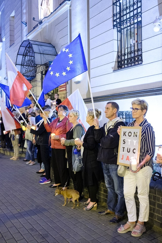 Tarnów. Zapalili znicze przed budynkiem sądu [ZDJĘCIA]