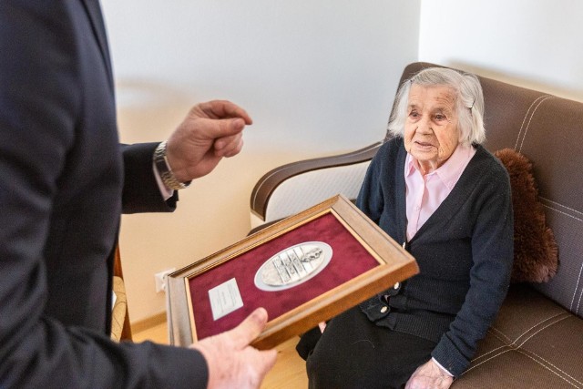 Jadwiga Waszewska z Raciniewa odebrała Medal Unitas Durat od wicemarszałka województwa Zbigniewa Sosnowskiego. Z życzeniami przybył też wójt gminy Unisław Jakub Danielewicz