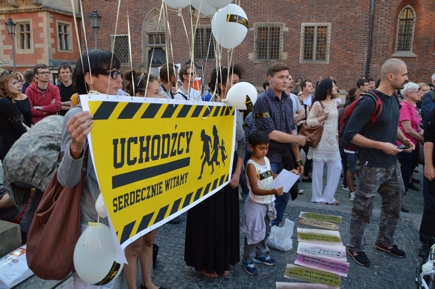 Wrocławianie wyrazili solidarność z uchodźcami. Pikieta w Rynku (ZDJĘCIA)