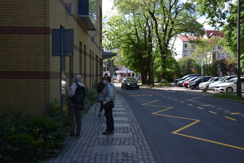 Przystanek tymczasowy dla linii T2 jest tuż przy książnicy.