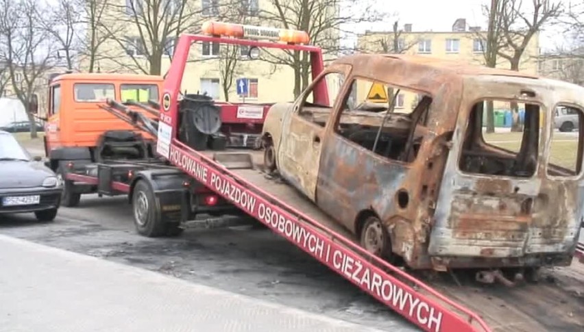 Wrak stojący na parkingu przy ul. Sarmackiej już nie...