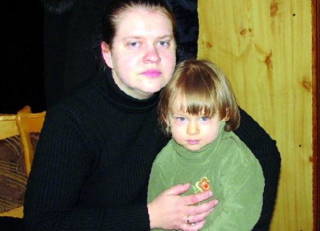 &#8211; Zostałyśmy same z Kingą &#8211; mówi Marianna Piekarska. Dziecko ma dwa lata. Wciąż chodzi po mieszkaniu i szuka ojca.
