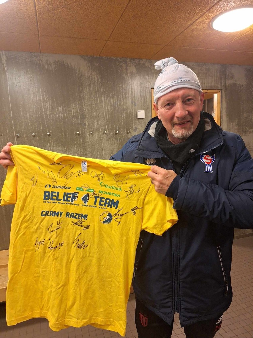 Legendarny bramkarz futbolowej reprezentacji Wysp Owczych Jens Martin Knudsen kibicuje Industrii Kielce. Dostał koszulkę mistrzów Polski