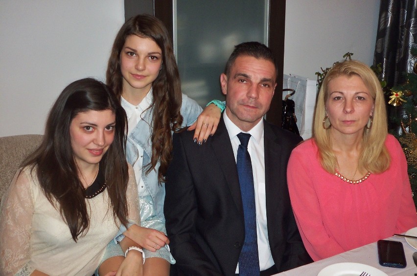 Mariusz Złotek z żoną i córkami.