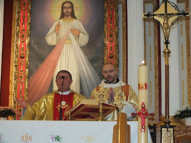 Koncelebrowanej mszy św. przewodniczył ksiądz Andrzej Bartosiński, proboszcz parafii Adamów, w gminie Brody (z lewej)