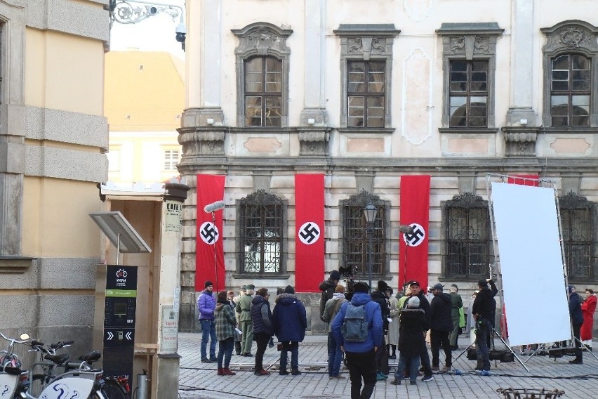 Hitlerowskie flagi zawisły dziś na budynkach w centrum...