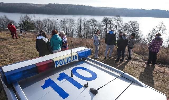 Poszukiwania na Jeziorze Wierzchucińskim DużymJezioro Wierzchucińskie utonęli chłopcy 13 19 20 lat