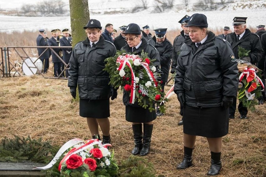 Obchody 75. rocznicy zbrodni w Łyszkowicach. Kwiaty pod obeliskiem