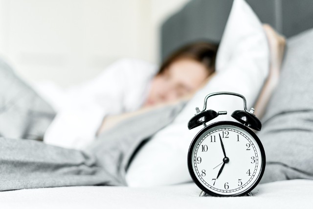 Ludzki organizm spala kalorie także, kiedy śpisz. W ciągu godziny intensywnego snu możemy spalić ok. 50 kcal, a podczas całej nocy nawet 450 kcal.