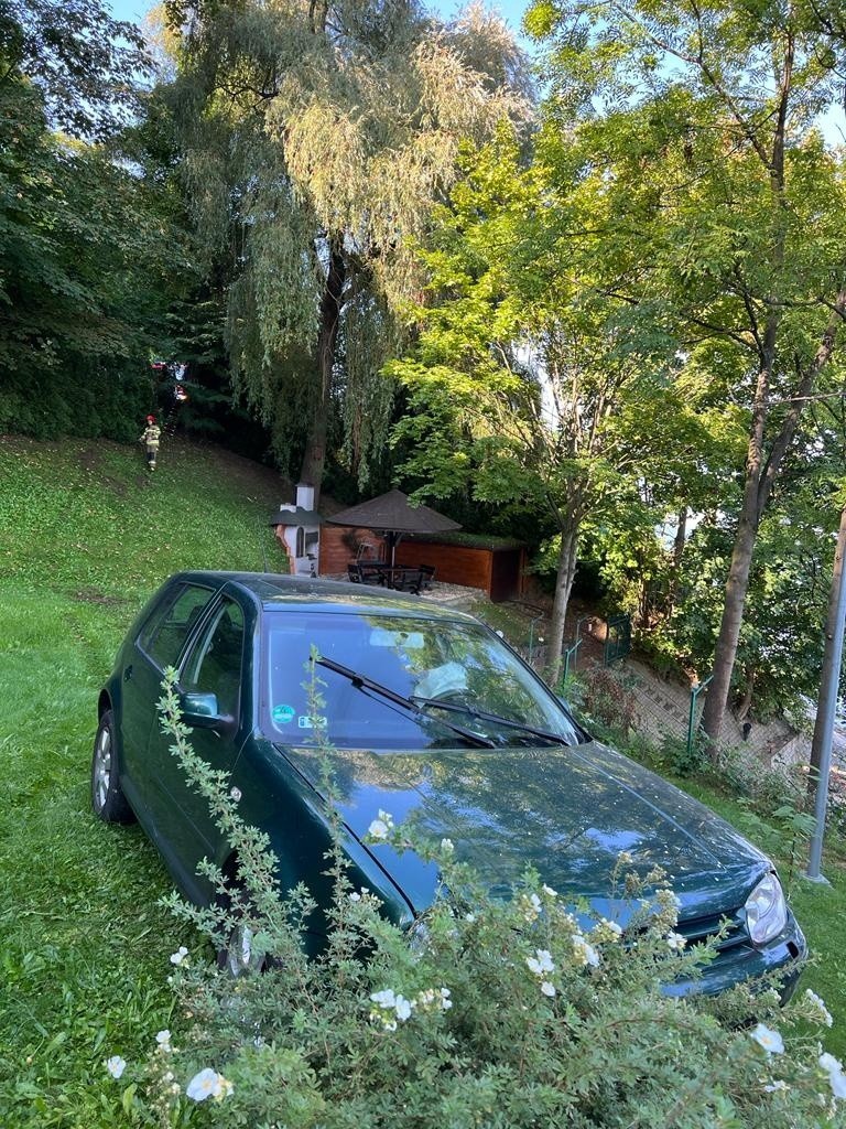 Nad Jeziorem Rożnowskim auto "siadło" na podmurówce ogrodzenia