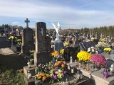 Cmentarz parafialny we Frysztaku pełen kwiatów i płonących zniczy. Pogodna aura sprawiła, że na nekropolię wybrało się mnóstwo osób