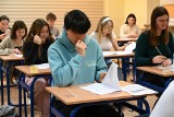 Świętokrzyscy uczniowie piszą Próbną Maturę CKE z języka polskiego. Są wielkie emocje! Arkusze i odpowiedzi będą na echodnia.eu
