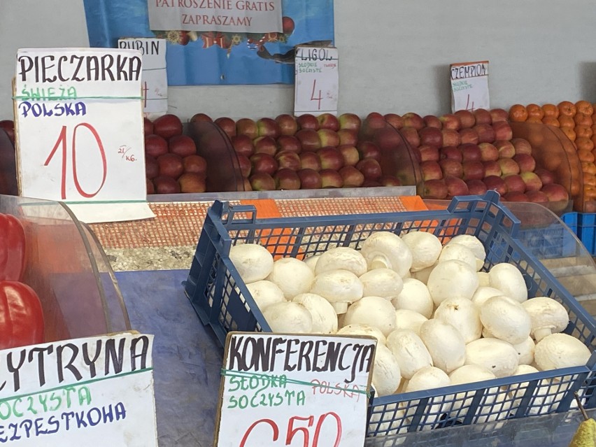 Owoce i warzywa na bazarach w Kielcach we wtorek 12 marca. Ile kosztowały banany, pomidory, jabłka? Sprawdź ceny