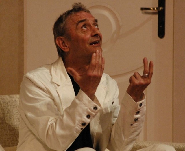 Jerzy Bończak zagrał w spektaklu "Morderstwo w hotelu&#8221; z wenflonem. Powodem była atak kolki nerkowej. Wcześniej pomocy udzielili aktorowi medycy ze Szpitala w Ostrowcu Świętokrzyskim.