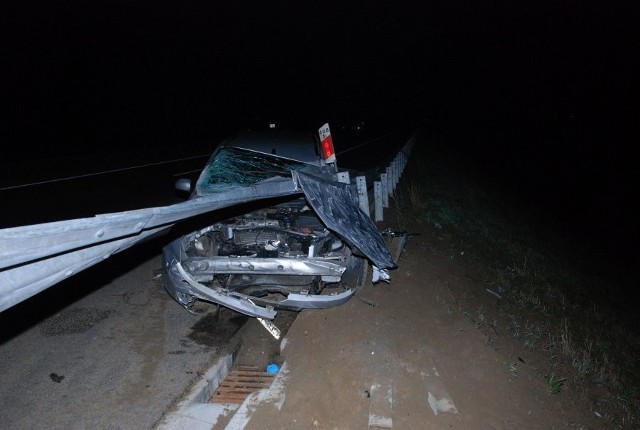 Kierujący fordem jadąc w kierunku Przemyśla stracił panowanie nad pojazdem i uderzył w barierkę na autostradzie A4 na wysokości Świętoniowej w pow. jarosławskim. 36-letniemu mieszkańcowi powiatu przeworskiego na szczęście nic się nie stało. Policjanci poddali mężczyznę badaniu stanu trzeźwości.  Urządzenie wykazało ponad dwa promile alkoholu w jego organizmie.Funkcjonariusze zatrzymali 36-latkowi prawo jazdy. Pojazd został odholowany. 36-latek dopowie teraz nie tylko za wykroczenie, jakim jest kolizja, ale również za przestępstwo kierowania pojazdem w stanie nietrzeźwości.Zobacz też: Groźny wypadek w Przemyśl. 2 osoby ranne