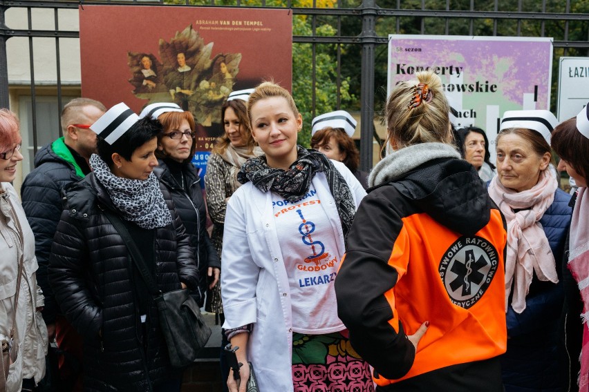 Warszawa: Pikieta lekarzy rezydentów przed KPRM. Protesty także w innych miastach [ZDJĘCIA] [WIDEO]