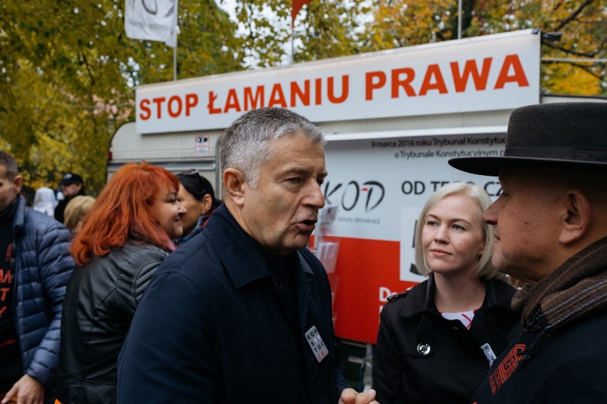 Warszawa: Pikieta lekarzy rezydentów przed KPRM. Protesty także w innych miastach [ZDJĘCIA] [WIDEO]