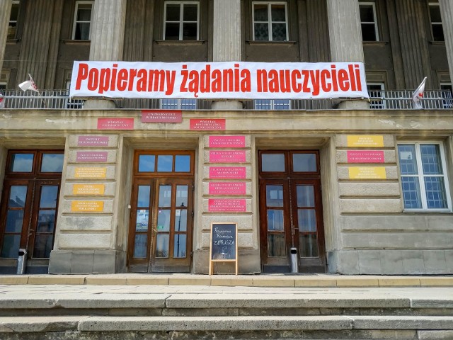 Na budynku uniwersyteckim przy ul. Liniarskiego wisi transparent z poparciem dla strajkujących nauczycieli