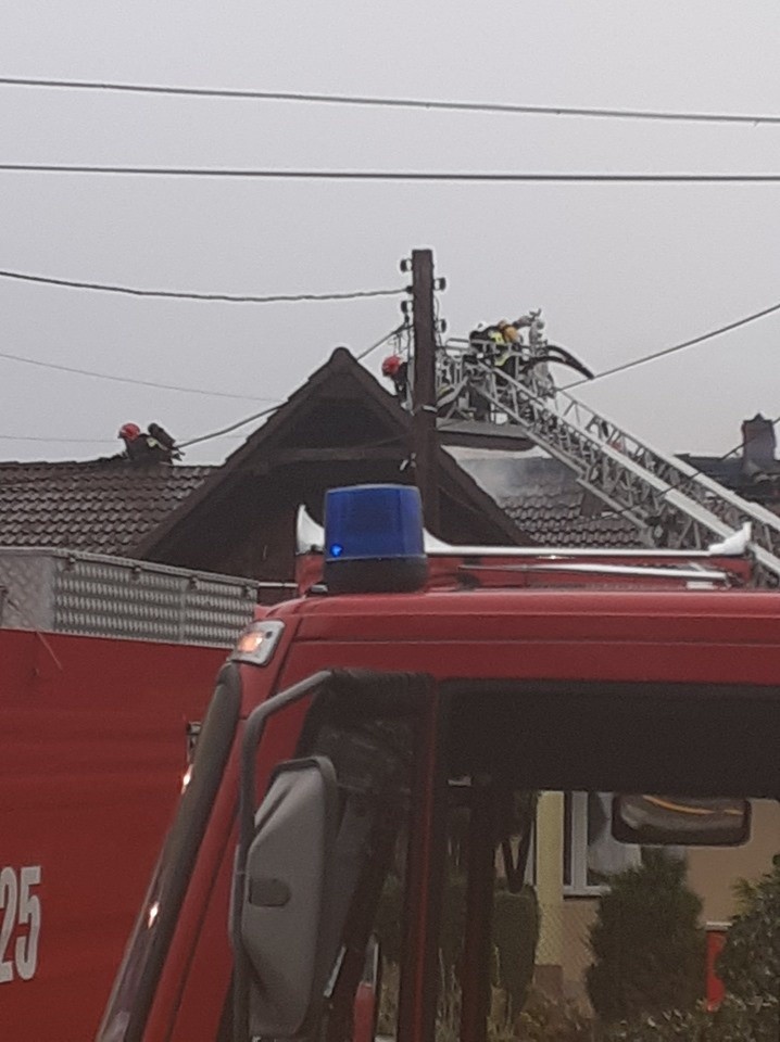 Powiat wadowicki. Pożar poddasza domu w Witanowicach. Na miejscu działa 13 zastępów straży pożarnej