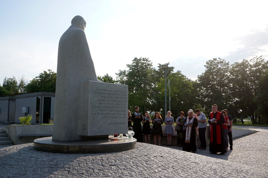 Lublin. Modlitwa pojednania przy pomniku Emiliana Kowcza na Majdanku. Zobacz