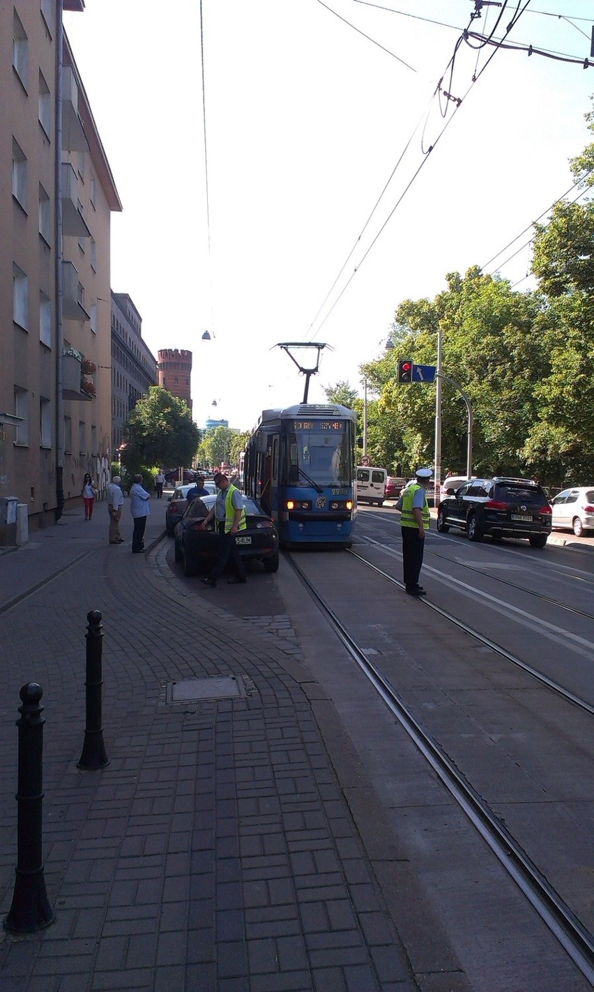 Wrocław: Źle zaparkowany ford zablokował tramwaje na Podwalu (ZDJĘCIA)