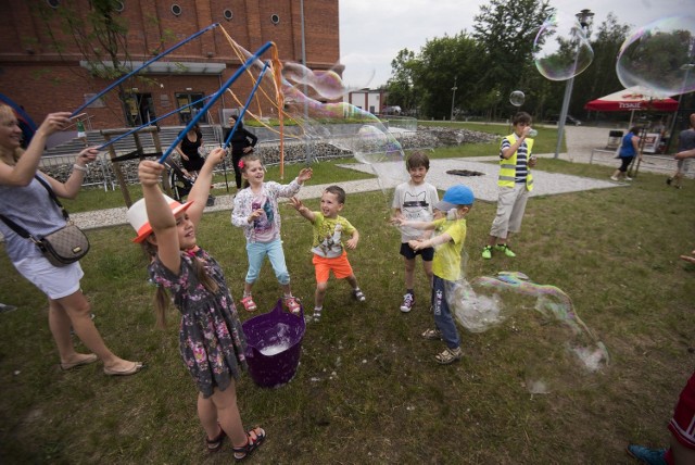 Piknik naukowy zorganizowany dla dzieci w ramach dnia dziecka. Dla dzieci były przygotowane atrakcje czysto naukowe jak i te dla najlepszej zabawy.