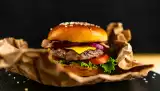 Światowy Dzień Hamburgera 2024. Coraz większy ruch w fast foodach. Sprawdź, jakie lokale najchętniej wybierają Polacy