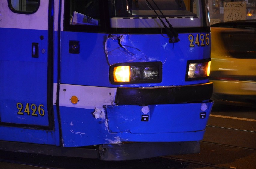 Wrocław: Wypadek na Sienkiewicza. Volkswagen zderzył się z tramwajem (ZDJĘCIA)