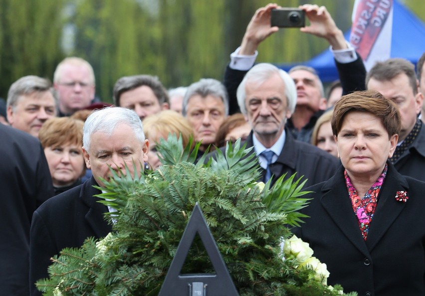 6. rocznica katastrofy smoleńskiej: Marsz pamięci na zakończenie uroczystości w Warszawie [ZDJĘCIA]