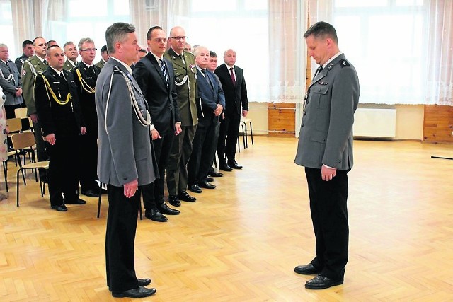 Szef niżańskiej komendy Dariusz Szybiak (z prawej) i inspektor Tadeusz Szymanek
