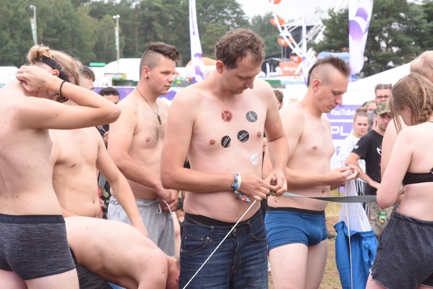 Pol'and'Rock Festiwal 2019 - dzień pierwszy. Na ten moment czekały tysiące ludzi, którzy zjechali do Kostrzyna nad Odrą 