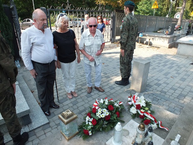 Przed pomnikiem Gloria Victis kwiaty i znicz składają przedstawiciele kombatantów i osób represjonowanych