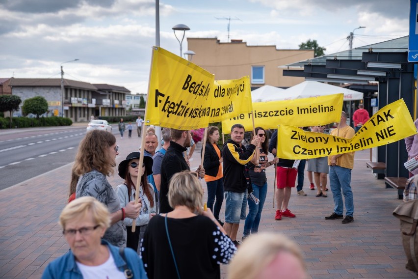 Około dwustu osób protestowało w sobotnie popołudnie przeciw...