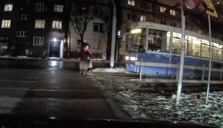Tak giną ludzie! Kobieta biegnie przez ulicę prosto pod nadjeżdżające tramwaje [FILM]