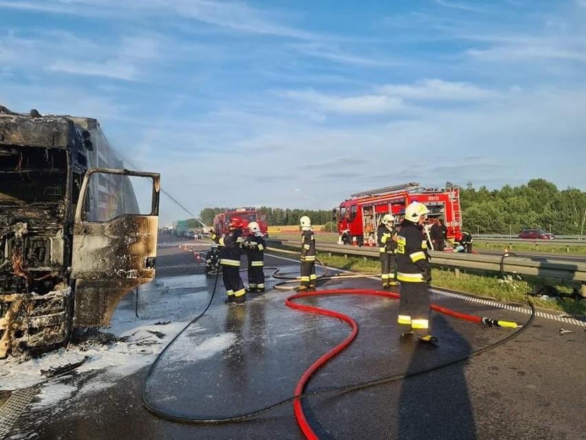 Pożar ciężarówki na trasie S8. Kabina kierowcy spłonęła doszczętnie. Cudem nikt nie ucierpiał [ZDJĘCIA]