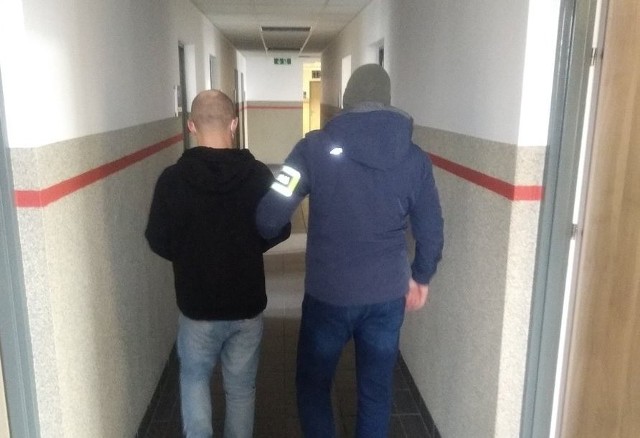 38-letni dąbrowianin został zatrzymany przez policjantów.Zobacz kolejne zdjęcia/plansze. Przesuwaj zdjęcia w prawo - naciśnij strzałkę lub przycisk NASTĘPNE