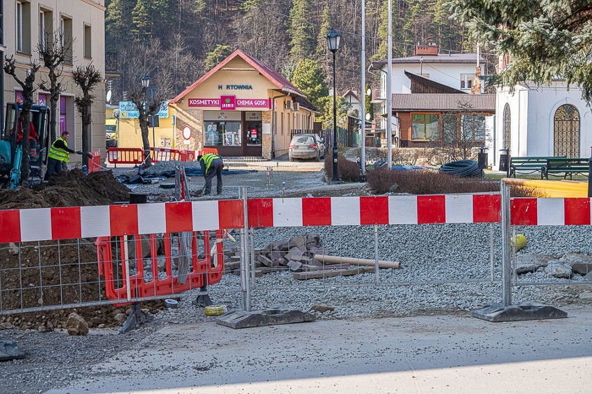 Rynek w Muszynie zamknięty. Trwają tam intensywne prace budowlane [ZDJĘCIA]